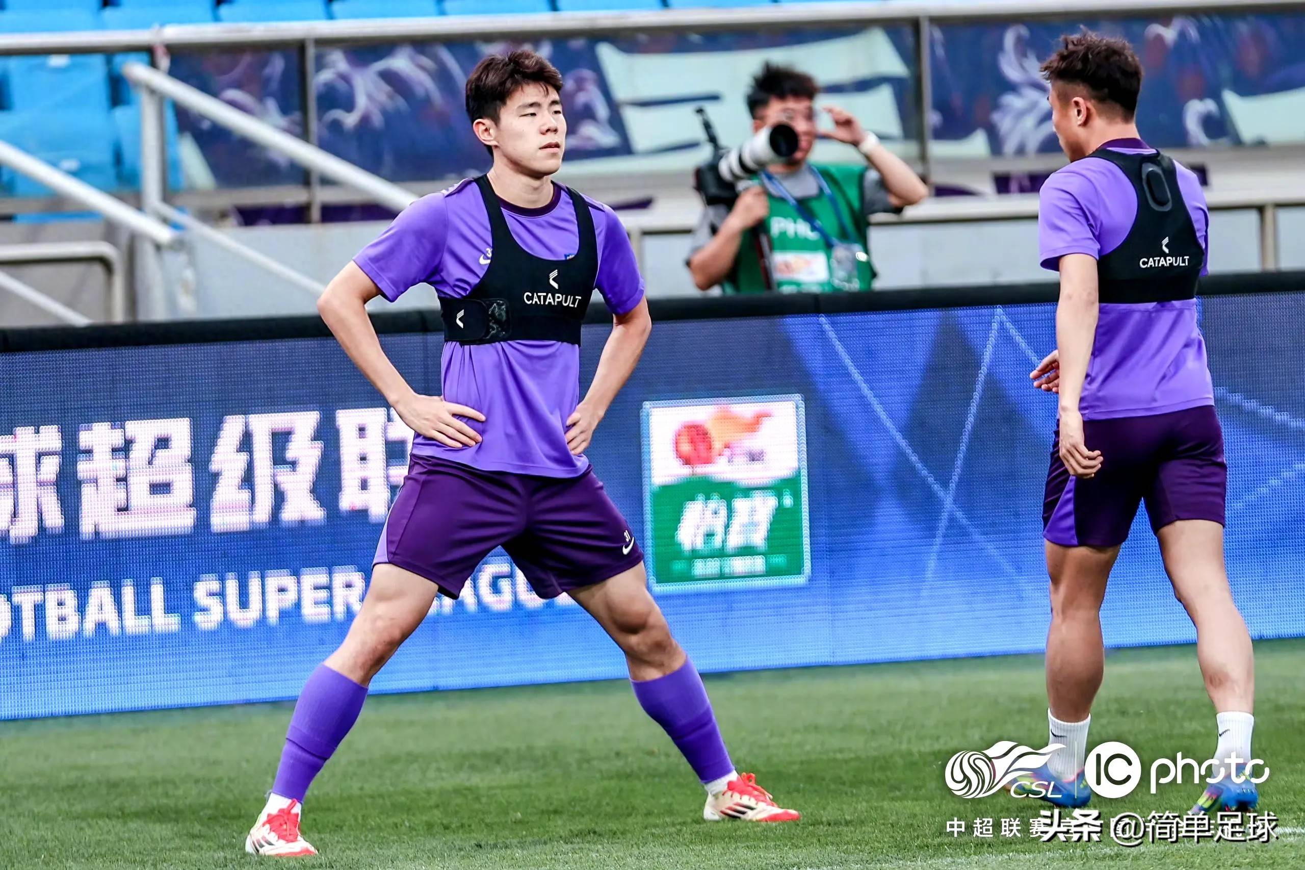 三亿官网入口 -上海申花训练开放日，转会期临场应变引欢呼，葡超在即，阵容厚度经受考验 